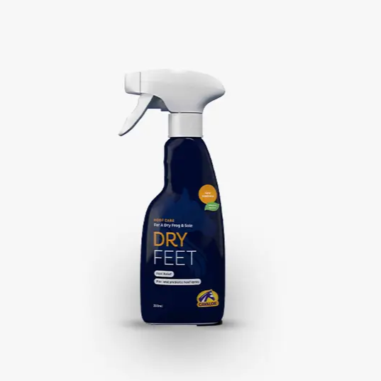 CAVALOR DRY FEET natural hoof treatment in a 500ml spray bottle, ideal for resolving horse hoof problems and enhancing comfort.