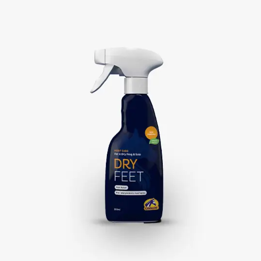 CAVALOR DRY FEET hoof care spray for horses, 250ml bottle designed to treat dry frog and sole for better hoof health and performance.